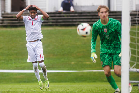 Malik Pimpong of Denmark looks dejected