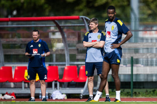head coach Jon Dahl Tomasson and Alexander Isak of the