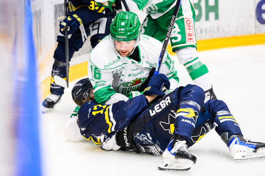 HV71s Isac Brännström och Rögles Lukas Ekeståhl-Jonsson
