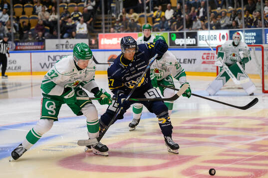 Rögles Albin Sundsvik och HV71s Jonathan Ang