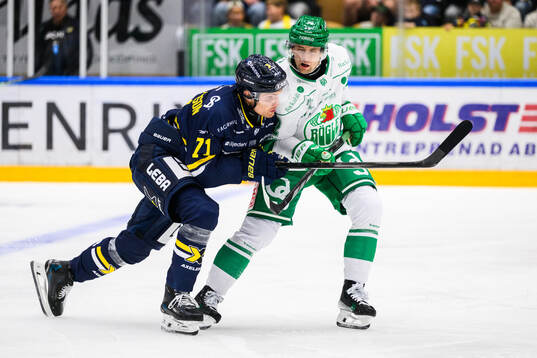 HV71s William Ignberg Nilsson och Rögles Daniel Zaar