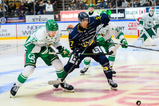 Rögoch HV71s Jonathan Ang les Albin Sundsvik