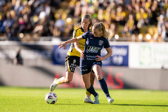 Elfsborgs Mollie Josefsson och Eskilstuna Uniteds Ellen