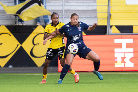 Elfsborgs Vanessa Lopez och Eskilstuna Uniteds Emma Bulow