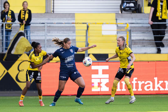 Elfsborgs Vanessa Lopez, Eskilstuna Uniteds Emma Bulow och