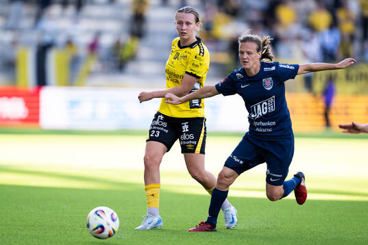Elfsborgs Ellen Nilsson och Eskilstuna Uniteds Michaela van
