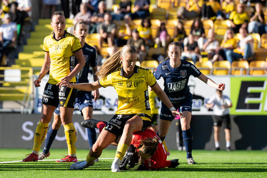 Elfsborgs Mollie Josefsson och Eskilstuna Uniteds målvakt