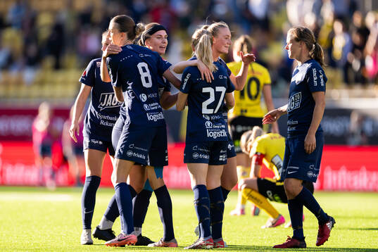 Eskilstuna Uniteds spelare jublar