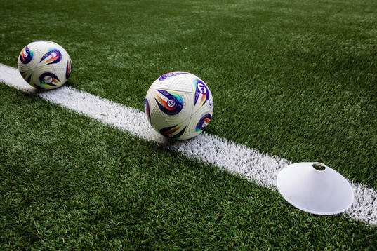 Fotbollar på konstgräs