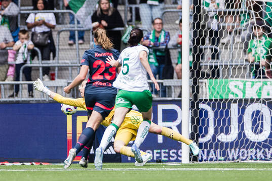 Hammarbys målvakt Melina Loeck med en räddning