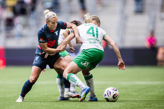 Malmö FFs Mia Persson och Hammarbys Julie Blakstad