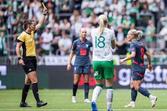 Domare Lovisa Johansson varnar Malmö FFs Mia Persson