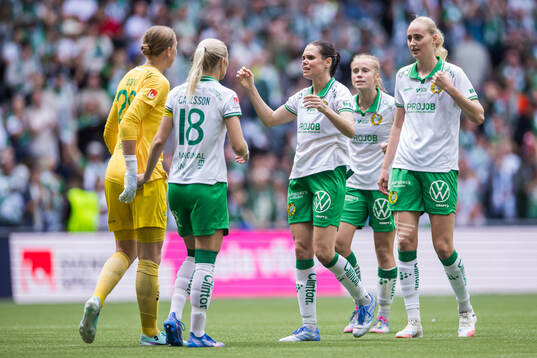 Hammarbys målvakt Melina Loeck, Alice Carlsson och Simone