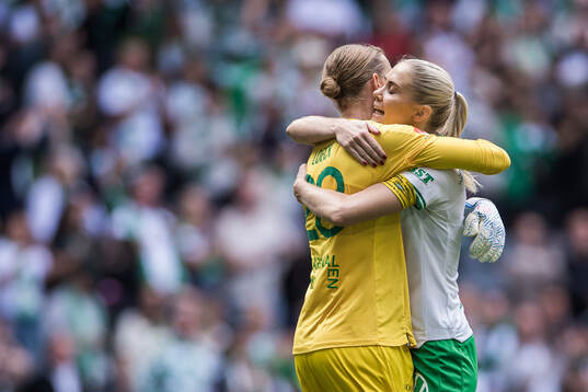 Hammarbys målvakt Melina Loeck och Alice Carlsson jublar