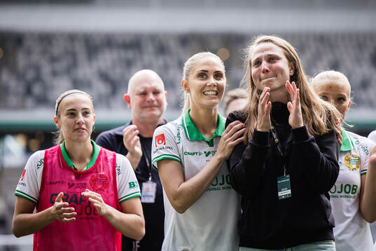 Hammarbys Alice Carlsson med målvakt Anna Tamminen som