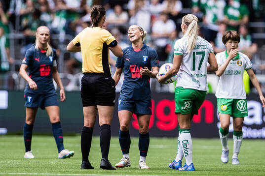 Malmö FFs Mia Persson reagerar i diskussion med domare