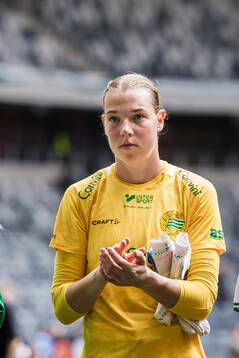 Hammarbys målvakt Melina Loeck applåderar publiken