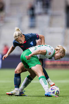 Malmö FFs Mia Persson och Hammarbys Julie Blakstad