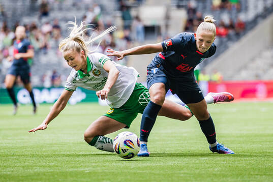 Hammarbys Anna Jøsendal och Malmö FFs Tuva Skoog