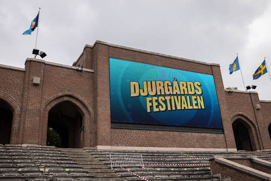 En ljusskylt annonserar om Djurgårdsfestivalen