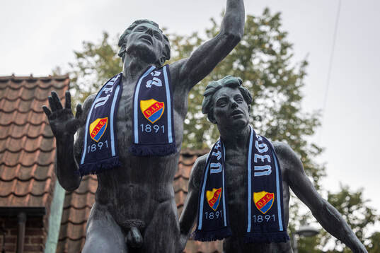 Statyer med Djurgårdens halsdukar