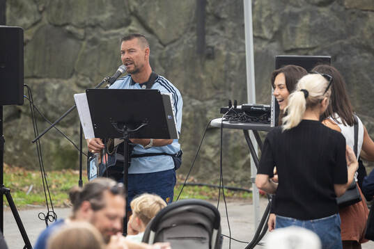 Man spelar gitarr