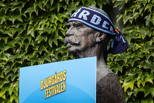 Statyer med Djurgårdens halsdukar