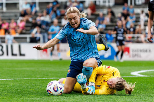 Djurgårdens Mimmi Larsson och Alingsås målvakt Alexandra