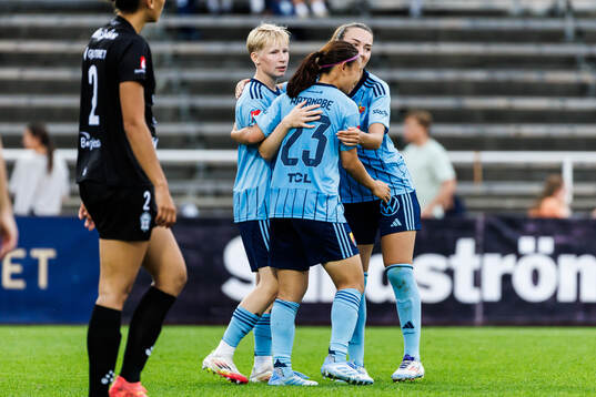 Djurgårdens Olivia Ulenius jublar med lagkamrater