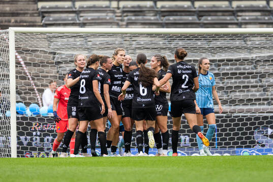 Alingsås Emmaliina Tulkki jublar med lagkamrater