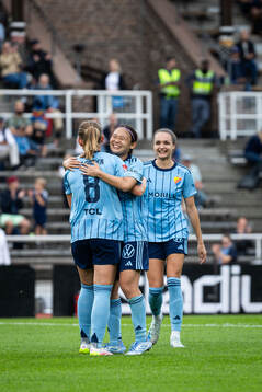 Djurgårdens Elsa Pelgander jublar med Urara Watanabe