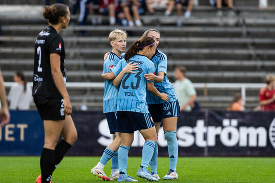 Djurgårdens Olivia Ulenius jublar med lagkamrater