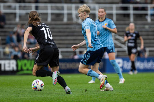 Alingsås Alma Öberg och Djurgårdens Olivia Ulenius