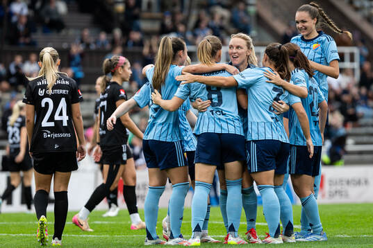 Djurgårdens Elsa Pelgander jublar med lagkamrater