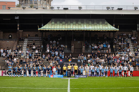 Djurgårdens och Alingsås spelare i en lineup innan