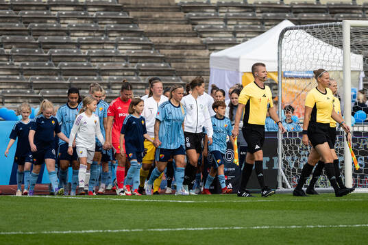 Djurgårdens och Alingsås spelare i en lineup innan
