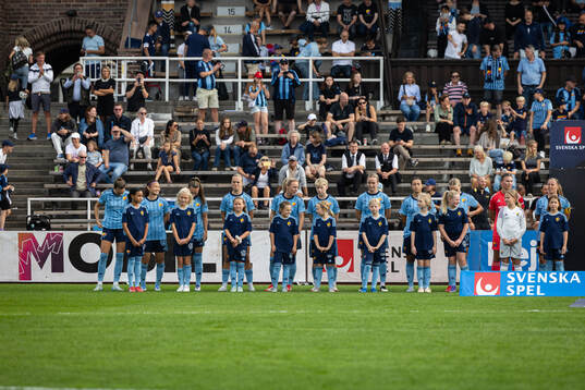 Djurgårdens spelare i en lineup innan fotbollsmatchen i