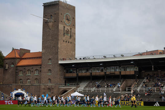 Djurgårdens och Alingsås spelare i en lineup innan