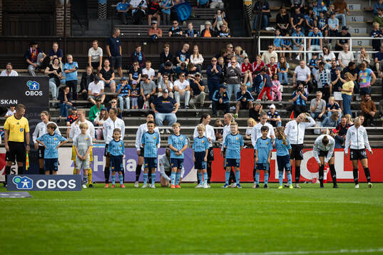 Alingsås spelare i en lineup innan fotbollsmatchen i