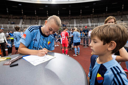 Djurgårdens Elin Westlund med unga supportrar
