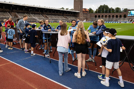 Djurgårdens spelar med unga supportrear