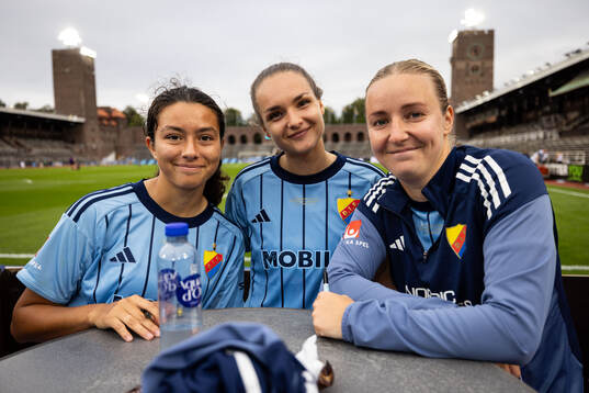 Djurgårdens Annika Svensson, Selma Larsen Svendsen, och