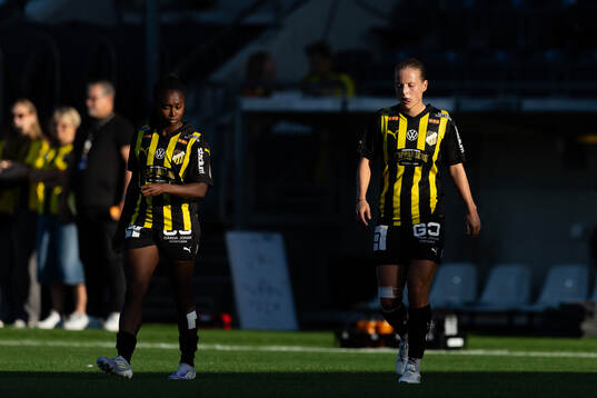 Häckens Monica Jusu Bah och Anna Anvegård  deppar