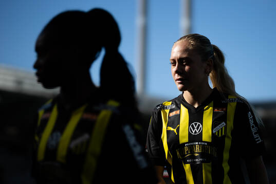 Häckens Alice Bergström och Monica Jusu Bah
