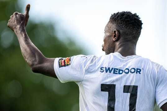 Åstorps FFs Oke Akpoveta ger tummen upp