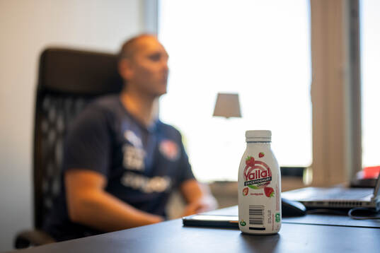 en drickyoghurt flaska på bordet