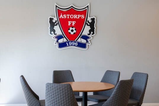 Åstorps FFs emblem och tom bord