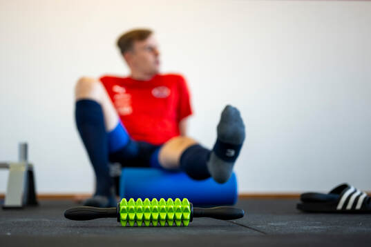 Muskel massage roller fotbollsmatchen i Division 2 Västra