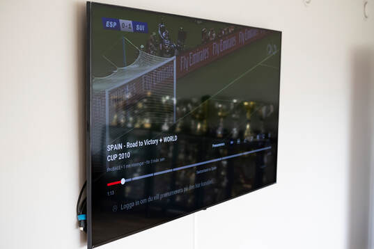 Tv in stora hallen fotbollsmatchen i Division 2 Västra
