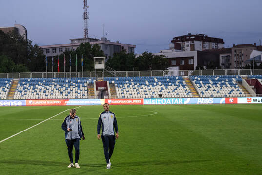 head coach Jon Dahl Tomasson and Isak Hien of the Swedish